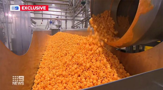 호주 치솟는 기름값 탓에 과자 가격도 상승 The Snackbrands factory in Smithfield pumps out 750 kilograms of Cheezels every hour. (Nine)