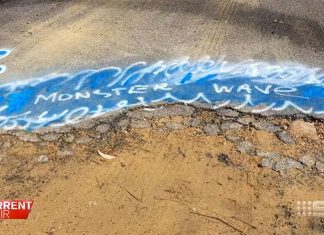 호주 의회의 늑장 대응에 지친 할머니의 포트홀에 대한 독특한 해결책 The high-visibility drawings act as an early warning system and a reminder to Jenny Hartich's council to fix the holes. (A Current Affair)