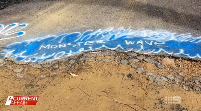 호주 의회의 늑장 대응에 지친 할머니의 포트홀에 대한 독특한 해결책 The high-visibility drawings act as an early warning system and a reminder to Jenny Hartich's council to fix the holes. (A Current Affair)