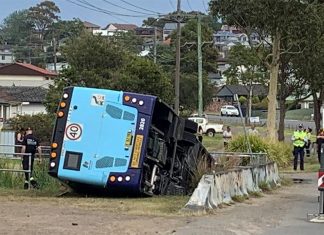 NSW, 버스가 도랑에 빠지다. The vehicle ploughed into a concrete barrier and two men on board were flung from the bus. (Isobella Evans)