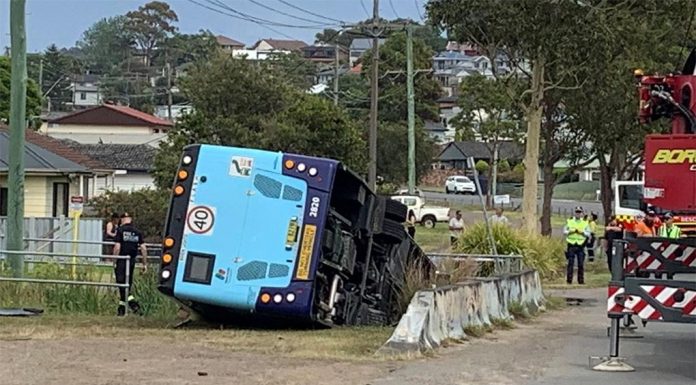 NSW, 버스가 도랑에 빠지다. The vehicle ploughed into a concrete barrier and two men on board were flung from the bus. (Isobella Evans)