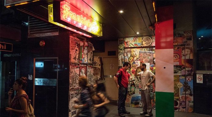 시드니 핫플레이스, 프랭키 피자, 폐점 발표 The venue is best known for serving pizza by the slice to Sydneysiders enjoying a late night out. (Wolter Peeters, The Sydney Morning Herald)