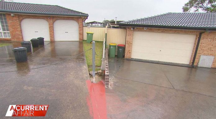 시드니, 벽을 둘러싸고 벌어진 이웃간의 전쟁 The water from Connie's place runs down onto Valentina's home, which sits lower. (A Current Affair)