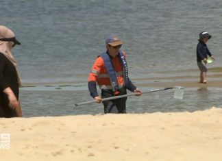 빅토리아 주, 건강을 위협하는 수질 때문에 수영하지 말라고 경고 Victorians have been warned not to swim at Melbourne beaches due to the risk of gastro. (Nine)
