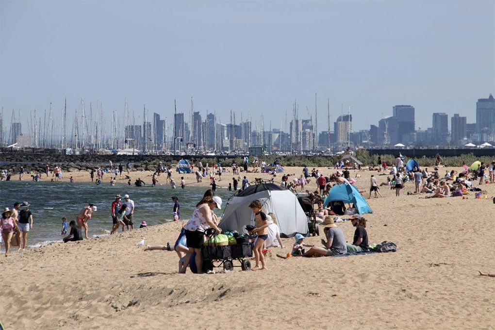 Water quality at bayside beaches is expected to be poor after weeks of flooding.(ABC News Ron Ekkel)