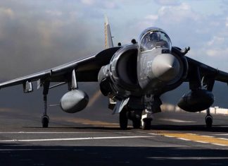 미국 전직 ‘탑건’ 조종사의 아내, NSW 교도소에 남편 석방 호소 Arrested Australian citizen and former Top Gun pilot Daniel Duggan flew with the US Marines Corps. (AP)