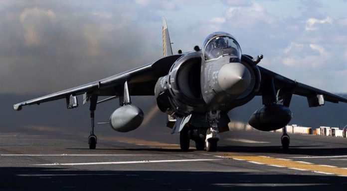 미국 전직 ‘탑건’ 조종사의 아내, NSW 교도소에 남편 석방 호소 Arrested Australian citizen and former Top Gun pilot Daniel Duggan flew with the US Marines Corps. (AP)