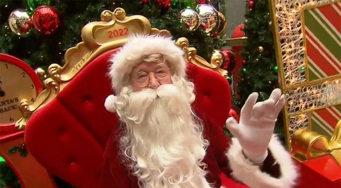 멜버른 한 남성, 30년 동안 산타 역할 As Santa, Harold Connell has been greeting children and parents at Greensborough Plaza in Melbourne's north east for 33 years. (Nine)