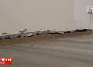 화장실 없이 맞이하게 된 크리스마스 Grant and Debbie Sanders showed the unfinished job inside their home. (A Current Affair)