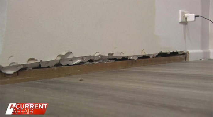 화장실 없이 맞이하게 된 크리스마스 Grant and Debbie Sanders showed the unfinished job inside their home. (A Current Affair)