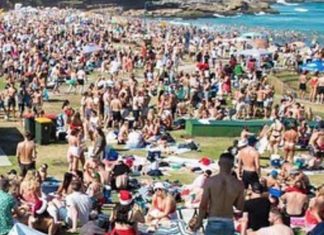 NSW, 브론테 비치를 찾는 사람들에게 경고 Locals took to social media to vent their outrage after a ‘revolting’ mess was left behind after Christmas Day celebrations. Picture Facebook