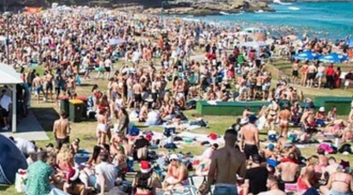 NSW, 브론테 비치를 찾는 사람들에게 경고 Locals took to social media to vent their outrage after a ‘revolting’ mess was left behind after Christmas Day celebrations. Picture Facebook