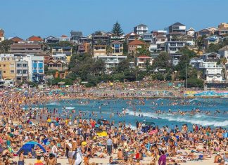 호주, 코로나 확산에 따른 마스크 경고 Millions of Australians have been warned to wear face masks in certain settings to quash a steep Christmas Covid wave.