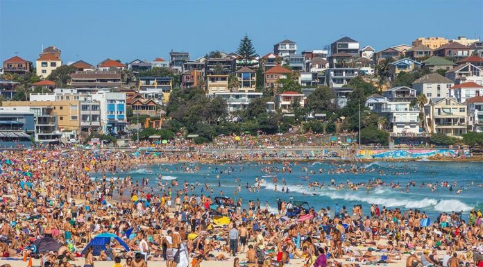 호주, 코로나 확산에 따른 마스크 경고 Millions of Australians have been warned to wear face masks in certain settings to quash a steep Christmas Covid wave.
