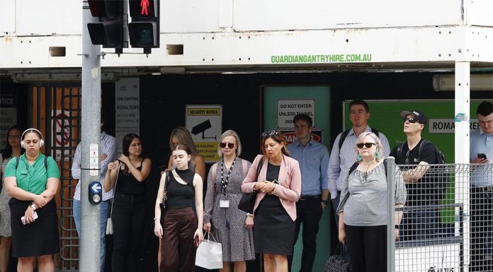 호주, 높아지는 근로시간, 낮아지는 실업률 Nearly 900,000 people are now working at least two jobs, according to the ABS. Picture NCA NewsWire Tertius Pickard