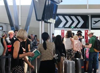 시드니 공항에 대규모 휴가 행렬 Passengers are seen queuing in long lines to check in at the Domestic Airport in Sydney on Wednesday, during what airport officials are calling the facility’s busiest season since 2019. Picture NCA Newswire Gaye Gerard