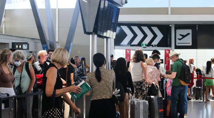 시드니 공항에 대규모 휴가 행렬 Passengers are seen queuing in long lines to check in at the Domestic Airport in Sydney on Wednesday, during what airport officials are calling the facility’s busiest season since 2019. Picture NCA Newswire Gaye Gerard