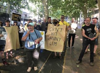 시드니, 사회 활동가 대니 림, 체포 이후 건강 이상 Protesters gathered outside the Sydney Police centre in Surry Hills on November 24, 2022, to protest the arrest of activist Danny Lim. His lawyer says he remains in poor health after being released from hospital. (Photo: James Alcock/SMH) (Nine)
