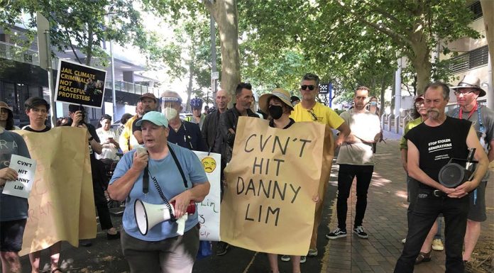 시드니, 사회 활동가 대니 림, 체포 이후 건강 이상 Protesters gathered outside the Sydney Police centre in Surry Hills on November 24, 2022, to protest the arrest of activist Danny Lim. His lawyer says he remains in poor health after being released from hospital. (Photo: James Alcock/SMH) (Nine)