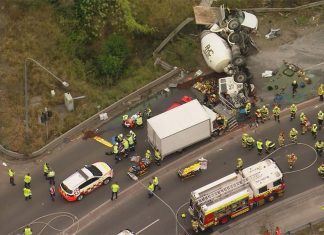 시멘트 믹서와 충돌한 트럭, 두명이 중상을 입어 Several freed after multiple vehicle crash at Wetherill Park in Sydney's west. (Nine)