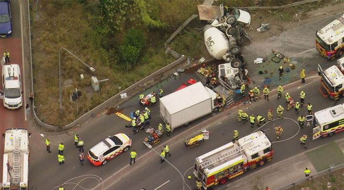 시멘트 믹서와 충돌한 트럭, 두명이 중상을 입어 Several freed after multiple vehicle crash at Wetherill Park in Sydney's west. (Nine)
