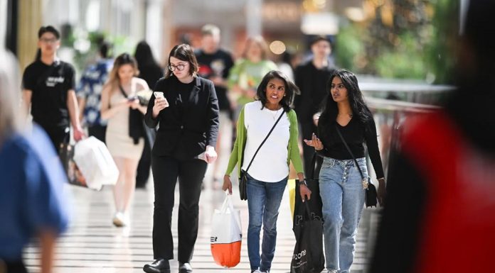 3년만에 찾아온 바이러스 제재 프리 크리스마스 Shoppers at the weekend doing some retail therapy ahead of Christmas.CREDITJOE ARMAO