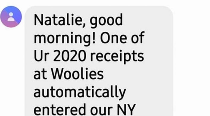 호주, 사기 피해자 3명 중 1명 Shoppers have posted to social media about scammers posing as Woolworths requesting personal information. Picture Supplied via NCA NewsWire