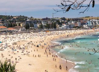 본다이 비치, 블루보틀 삼킨 10대 병원 행 Sunny skies saw Bondi Beach flooded with people over the Christmas weekend. Picture NCA NewsWire Seb Haggett