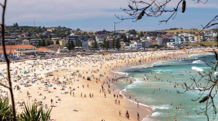 본다이 비치, 블루보틀 삼킨 10대 병원 행 Sunny skies saw Bondi Beach flooded with people over the Christmas weekend. Picture NCA NewsWire Seb Haggett
