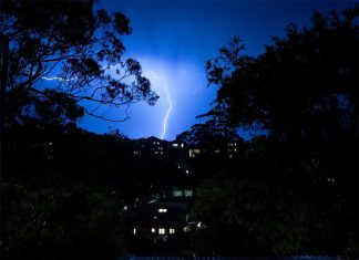 3만번 이상의 번개, 시드니 강타 The electrical storm rolling through Coogee in Sydney. (Janie BarrettSydney Morning Herald)