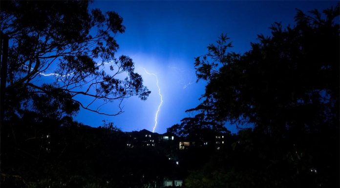 3만번 이상의 번개, 시드니 강타 The electrical storm rolling through Coogee in Sydney. (Janie BarrettSydney Morning Herald)