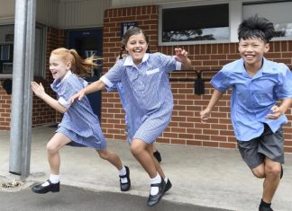 NSW 부모들에게 150달러의 back to school 바우처 제공 The vouchers will give a boost to household budgets through savings on textbooks, uniforms, stationery and other school essentials. (Getty)