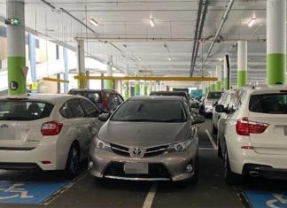 시드니 운전자, 장애인 전용 주차 공간 사이에 주차 This driver was slammed online for parking between two cars parked in disabled bays in Westfield Eastgardens, Sydney. Picture Facebook