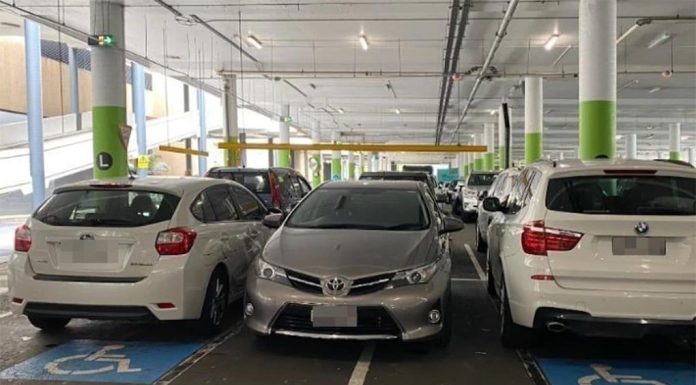 시드니 운전자, 장애인 전용 주차 공간 사이에 주차 This driver was slammed online for parking between two cars parked in disabled bays in Westfield Eastgardens, Sydney. Picture Facebook