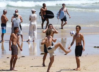본다이 비치, 물에서 건져 올려진 20대 남성 Three-quarters of drowning deaths occur less than an hour away from home. Picture NCA Newswire Gaye Gerard