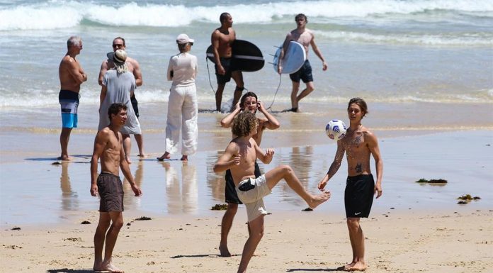 본다이 비치, 물에서 건져 올려진 20대 남성 Three-quarters of drowning deaths occur less than an hour away from home. Picture NCA Newswire Gaye Gerard