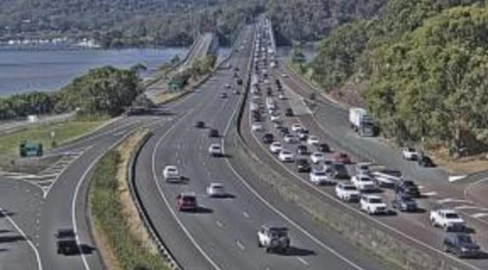 NSW 주요 도로, 휴일 교통 대란 주의보 Traffic crossing the Hawkesbury River Bridge heading northbound at about 9am on Tuesday. Picture Live Traffic