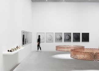 호주 주요 미술관에서 즐기는 한국 예술 작품 향연 구본창 작가 달 항아리 시리즈 © Art Gallery of New South Wales, Zan Wimberley