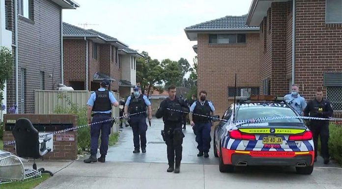 시드니 칼부림 사건 남성, NSW로 송환 A 45-year-old man died after a stabbing attack in Toongabbie. (Nine)