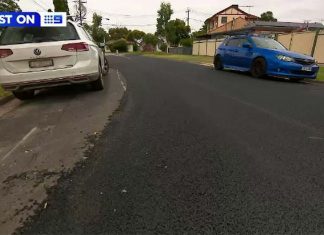멜버른 의회, 주차된 차량 주변 도로 포장 후 사과 왜? A Melbourne council has apologised to residents after a street was resurfaced around parked cars this week. (Nine)
