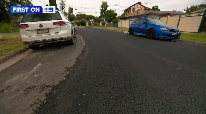멜버른 의회, 주차된 차량 주변 도로 포장 후 사과 왜? A Melbourne council has apologised to residents after a street was resurfaced around parked cars this week. (Nine)
