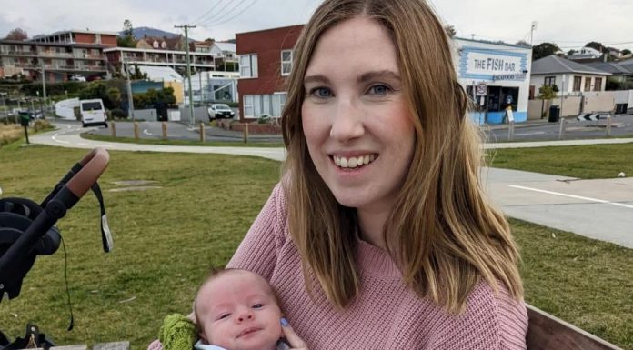 호주 이민자 유입 없으면 30년후 호주인 평균 연령 46.6 Ashlee Douglas says plenty of other mothers are also tossing up whether to have a second baby.