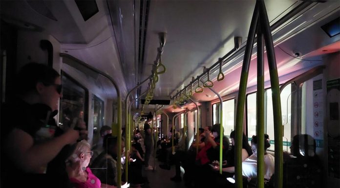 시드니 메트로의 정전, 더위와 어둠 속에서 갇혀 Brendan Richards-TWITTER