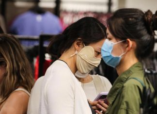 전염성이 높은 신형 변종, 호주 ‘순환’ 중 Cases and hospital admissions both fell around 40 per cent in NSW over the previous week. Picture NCA NewsWire Gaye Gerard