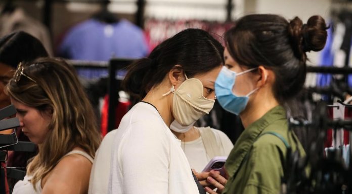 전염성이 높은 신형 변종, 호주 ‘순환’ 중 Cases and hospital admissions both fell around 40 per cent in NSW over the previous week. Picture NCA NewsWire Gaye Gerard