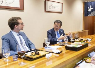 할 말 하고 마는 호주 주재 일본대사 Journalist Matthew Knott interviews Japanese ambassador Shingo Yamagami.CREDITALEX ELLINGHAUSEN