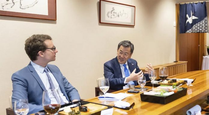할 말 하고 마는 호주 주재 일본대사 Journalist Matthew Knott interviews Japanese ambassador Shingo Yamagami.CREDITALEX ELLINGHAUSEN