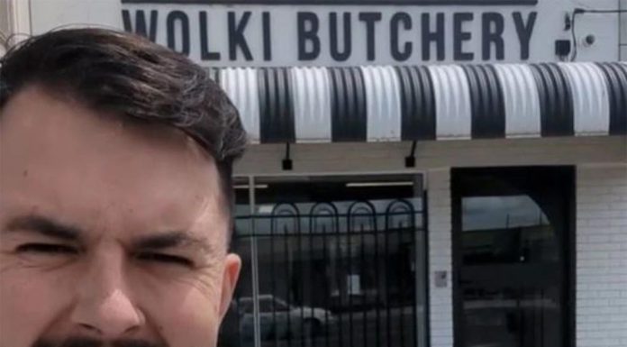 NSW 월키 농장, 직원없이 24시간 영업 중 Mr Wolki showcased the butchery, which has no staff to watch over it, in a now-viral video. Picture Tiktok @wolkifarm