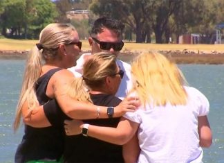 WA 보트 충돌 사고, 희생자들 애도 People gathered to mourn the two women who died (Nine)