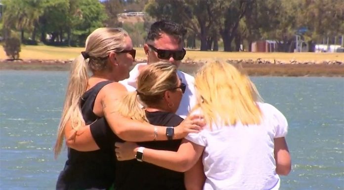 WA 보트 충돌 사고, 희생자들 애도 People gathered to mourn the two women who died (Nine)